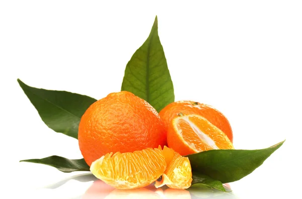 Megérett finom Tangerine levelek és elszigetelt fehér szegmensek — Stock Fotó