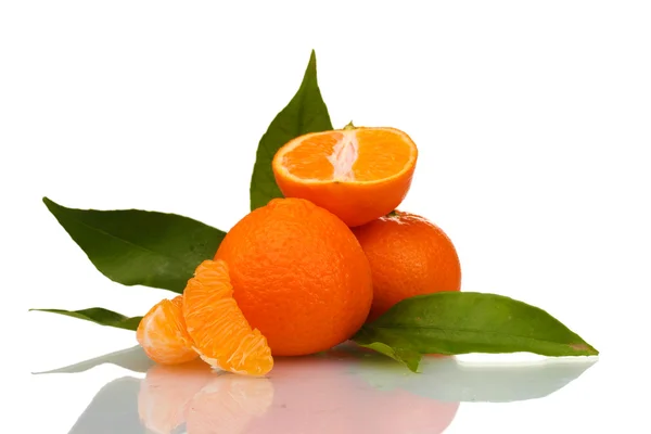 Mandarines mûres savoureuses avec des feuilles et des segments isolés sur blanc — Photo