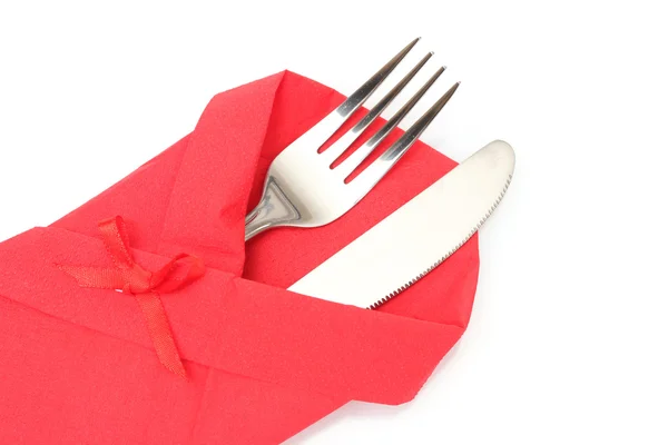 Kırmızı bir bez üzerine beyaz izole bir yay ile bıçak ve çatal — Stok fotoğraf