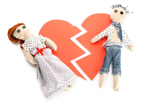 Duas bonecas vodu menino e menina no coração quebrado isolado em branco — Fotografia de Stock