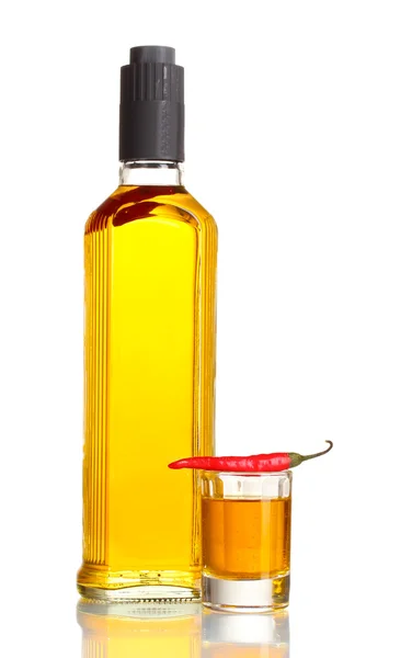 Botella y vaso de vodka pimienta y chile rojo aislado en blanco —  Fotos de Stock
