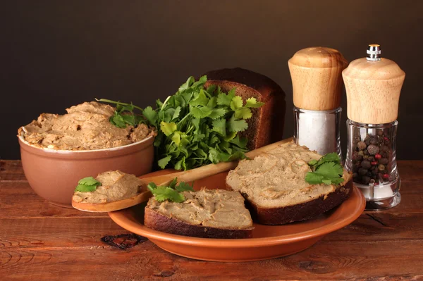Свежий паштет с хлебом на деревянном столе — стоковое фото