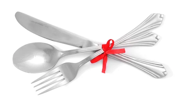Forchetta e cucchiaio in argento, coltello legato con un nastro rosso isolato su bianco — Foto Stock