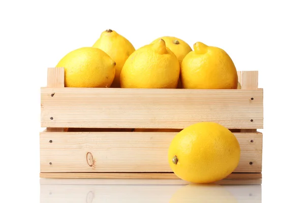 Reife Zitrone in Holzkiste isoliert auf weiß — Stockfoto