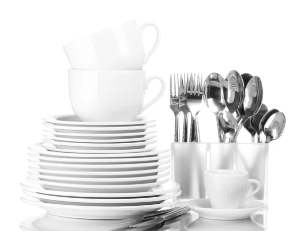 Piatti, tazze e posate pulite isolate su bianco — Foto Stock