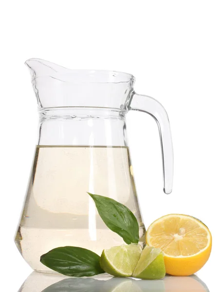 Krug Limonade, Limette und Zitrone isoliert auf weiß — Stockfoto