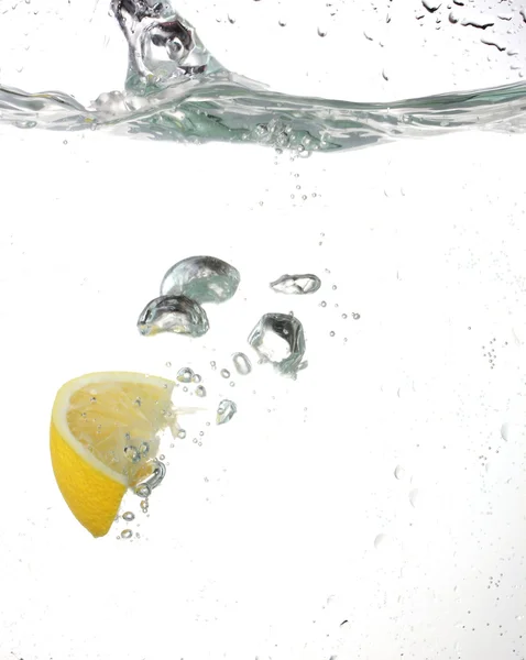 Slice of lemon in the water — Stock Photo, Image