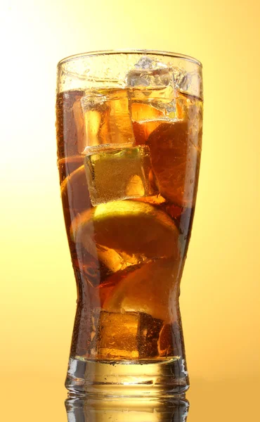 Iced tea with lemon and lime on yelow background — Stock Photo, Image