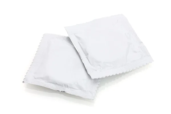 Twee condooms geïsoleerd op wit — Stockfoto