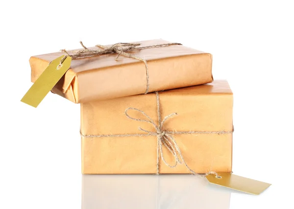 Due pacchi avvolti in carta marrone legato con spago e con etichette vuote è — Foto Stock