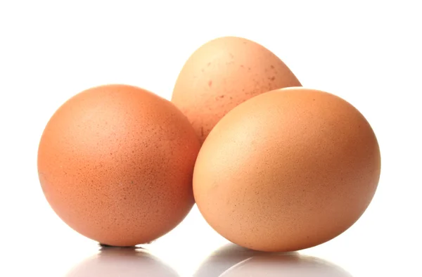 Tři hnědé vejce izolovaných na bílém — Stock fotografie