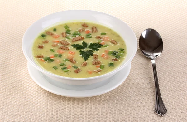 Leckere Suppe auf beiger Tischdecke isoliert auf weiß — Stockfoto