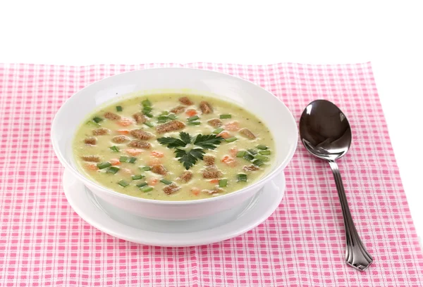 白で隔離されるピンクのナプキンにおいしいスープ — ストック写真