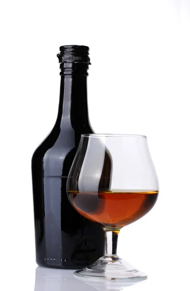 Glas Brandy und Flasche isoliert auf weiß — Stockfoto