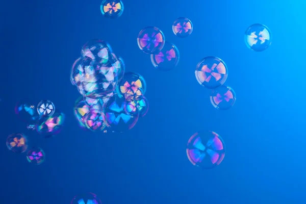 Burbuja de jabón sobre fondo azul — Foto de Stock