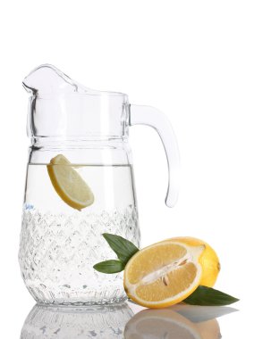 beyaz izole limon ve limonata sürahi