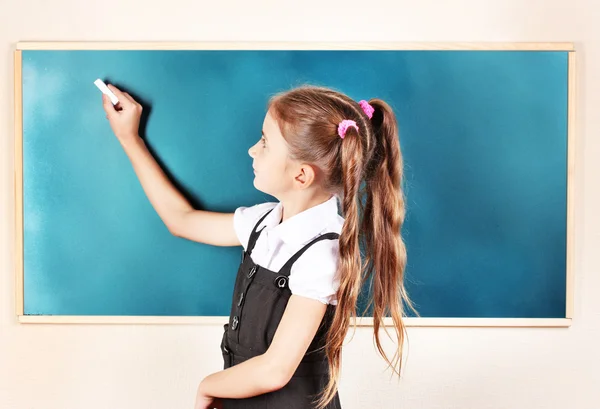 美しい少女教室ボード上を書く — ストック写真