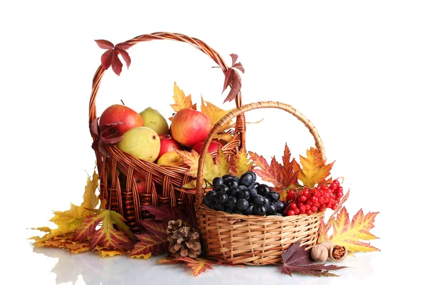 Hermosa cosecha de otoño en cestas y hojas aisladas en blanco —  Fotos de Stock