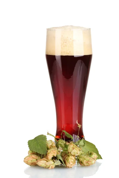 Röd öl med skum i hop isolerade på vitt och glas — Stockfoto