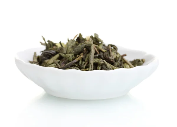 Liście zielonej herbaty suchego w płycie na białym tle — Zdjęcie stockowe