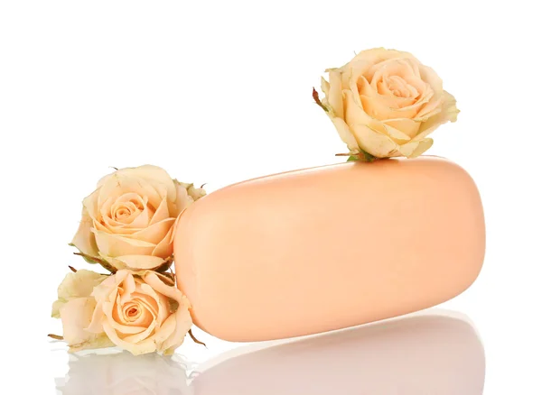 Мыло с розами на белом фоне — стоковое фото