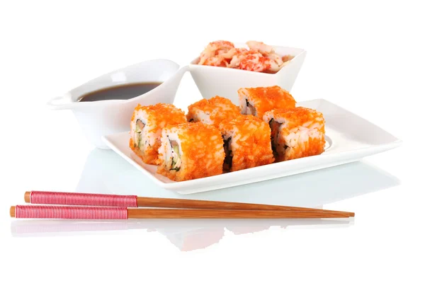 Delicioso sushi en plato, palillos, salsa de soja y camarones aislados en wh —  Fotos de Stock