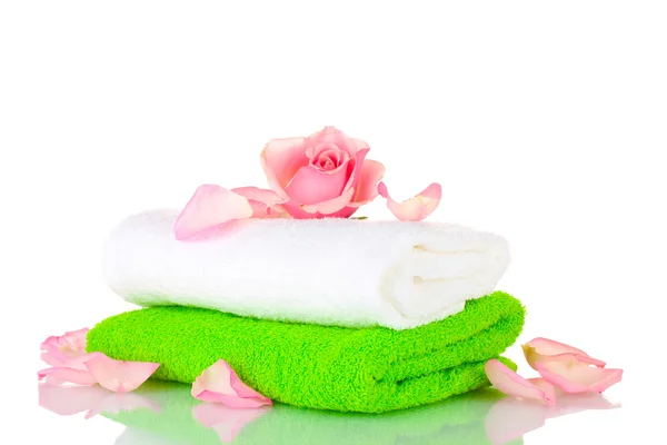 毛巾和孤立在白色的花 — 图库照片