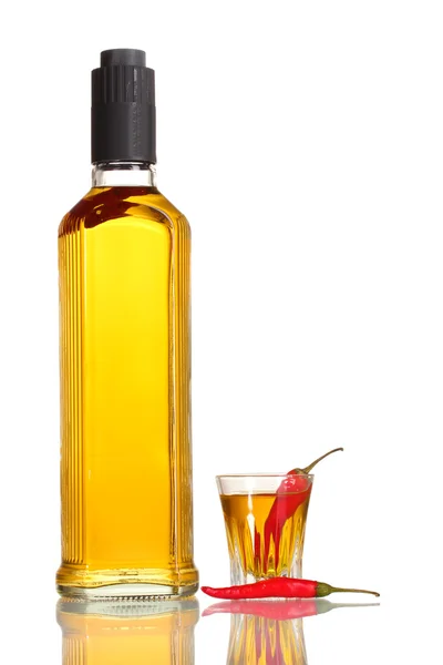 Garrafa e copo de vodka pimenta e pimentão vermelho isolado em branco — Fotografia de Stock