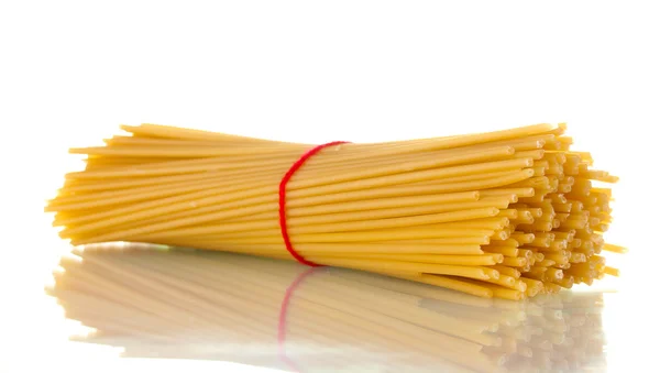 白で隔離されるスパゲティの束 — ストック写真