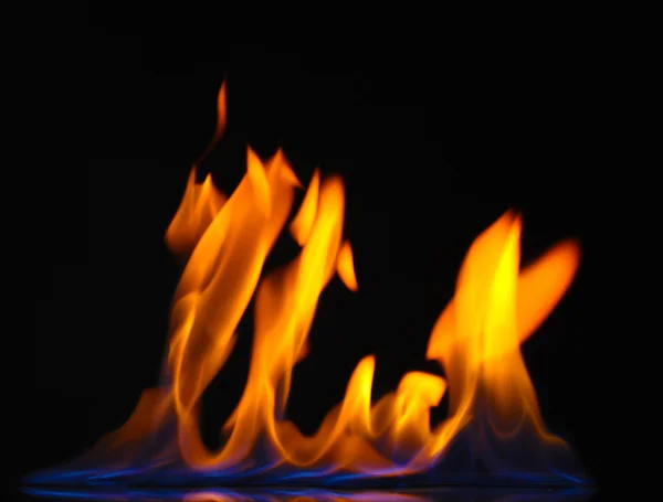 Belo fogo em um fundo preto — Fotografia de Stock