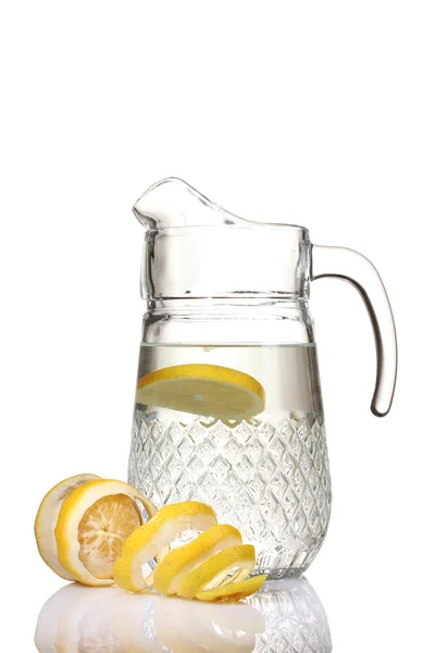 Werper van limonade en citroen geïsoleerd op wit — Stockfoto