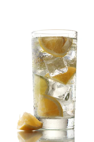 Limonada fresca fria isolada em branco — Fotografia de Stock