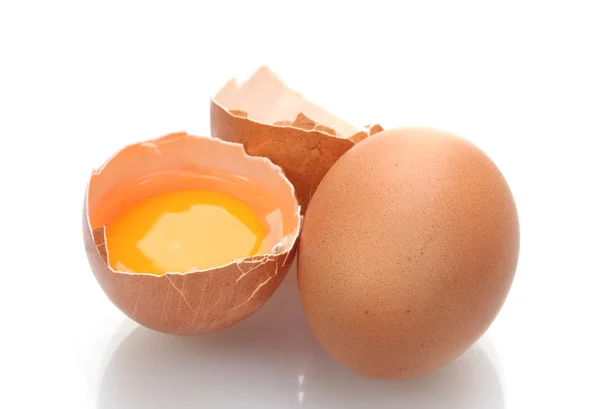 Huevos marrones con yema aislada sobre blanco — Foto de Stock