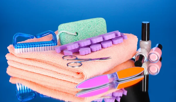 Pedicure na różowy ręcznik na niebieskim tle — Zdjęcie stockowe