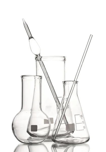 Trzy puste Naczynia laboratoryjne z na białym tle odbicie — Zdjęcie stockowe