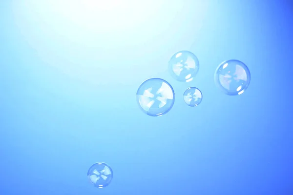 青の背景に石鹸バブル — ストック写真