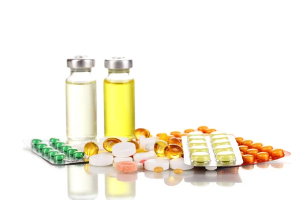 Tabletta és elszigetelt fehér ampullák — Stock Fotó