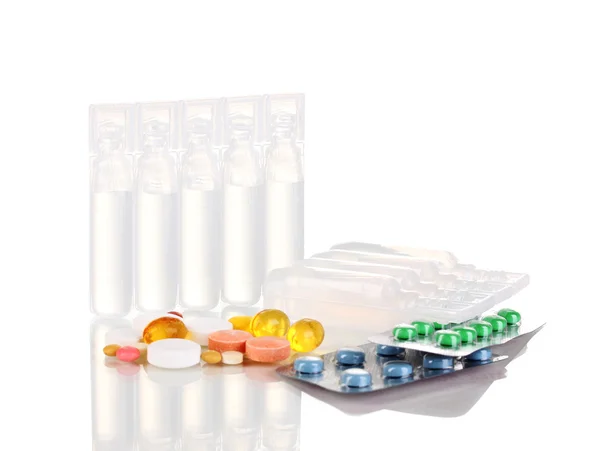 Tabletten en ampullen geïsoleerd op wit — Stockfoto