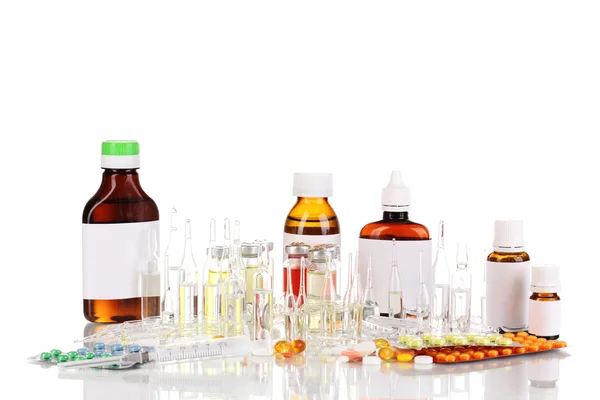 Lékařské lahve s stříkačka, lékařské ampule a tablety izolovaných na Svatodušní — Stock fotografie