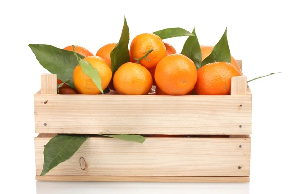Ripe tasty tangerines with leaves in wooden box isolated on white — Stock Photo, Image