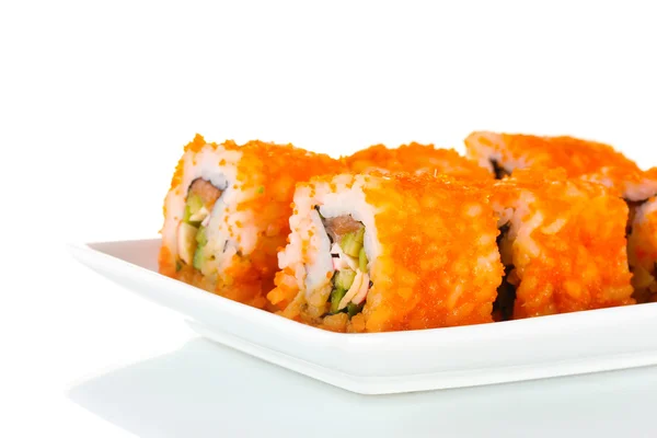 白で隔離される板に美味しいお寿司 — ストック写真