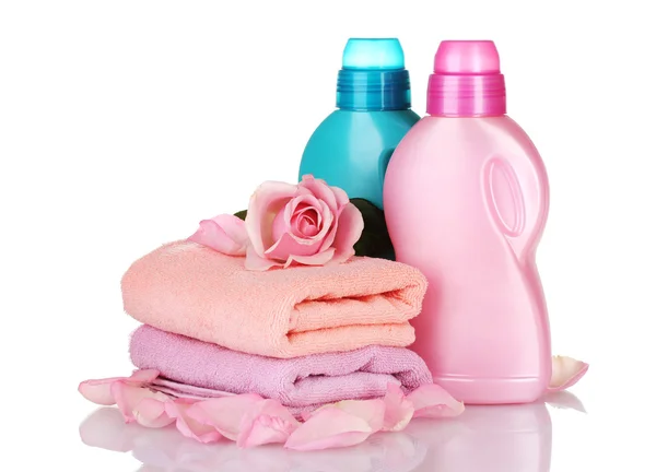Ręczniki i sprzątanie na białym tle — Zdjęcie stockowe
