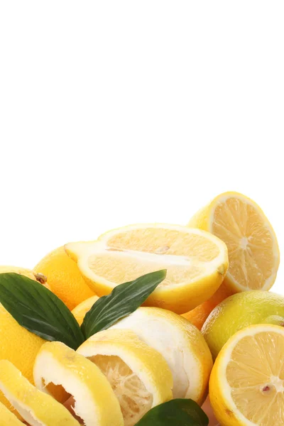 Reife Zitronen mit Blättern isoliert auf weiß — Stockfoto