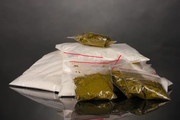 Cocaina e marijuana in confezioni su fondo grigio — Foto Stock
