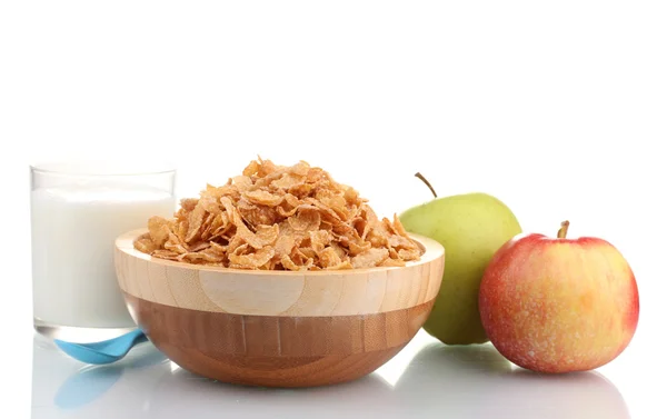 Leckere Cornflakes in Holzschüssel, Äpfel und Glas Milch isoliert auf weiß — Stockfoto