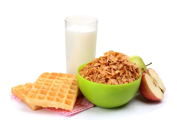 Смачні кукурудзяні пластівці в зеленій мисці, яблука і склянка молока ізольовані на білому — стокове фото