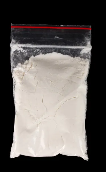 Cocaína em pacote no fundo preto — Fotografia de Stock