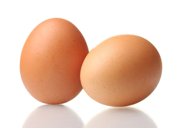 Dvě hnědé vejce izolovaných na bílém — Stock fotografie
