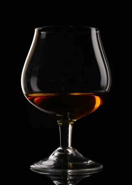 Vetro di cognac su sfondo nero — Foto Stock