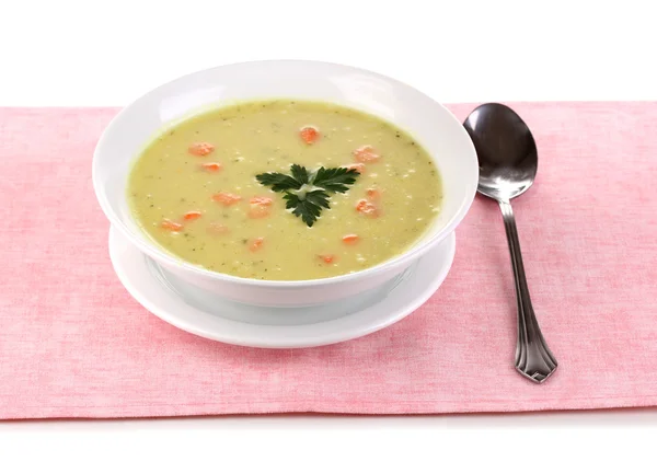 Leckere Suppe auf rosa Tischdecke isoliert auf weiß — Stockfoto